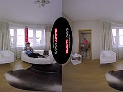 Den magre stedsøsteren med små pupper slikker og har sex i VR