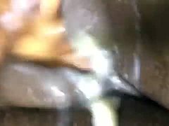Víz és vad: egy kanos srác maszturbációs videója
