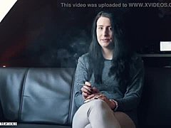 Celina, une fille allemande qui fume, dans une vidéo torride