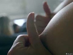 बड़े स्तन के साथ परिपक्व माँ हार्डकोर कार्रवाई के लिए किशोर जोड़े में शामिल हो जाती है