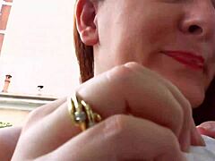 Nicoletta ลองสวมต่างหูและถูกนิ้วในวิดีโอ MILF สุดฮอตนี้