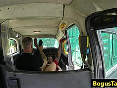 Amatör MILF, taksi şoförü tarafından sıkı amcığı geriliyor
