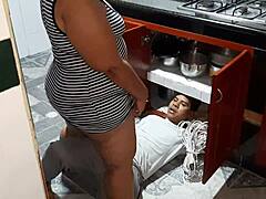 बस्टी MILF घर में बने वीडियो में अपनी गांड चुदवाती है।