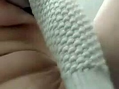In un video fatto in casa, una bionda sexy si masturba in entrambi i buchi