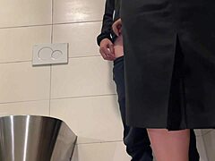 बड़ी लूट वाली MILF एक हैंडजॉब देती है और आपको एक सार्वजनिक शौचालय में वीर्य निकालती है।