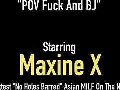 A mamãe asiática Maxinex faz um boquete que leva a uma gozada