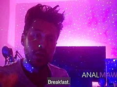 МИЛФ се припрема за анални секс у подсвесном видеу
