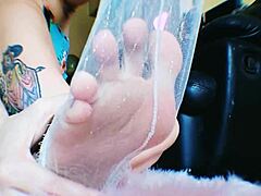 Adorer les pieds d'une femme tatouée captivante