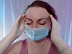 लेटेक्स दस्ताने और मेडिकल मास्क के साथ एकल हस्तमैथुन - एचडी वीडियो