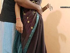 De kut van een Indiase milf wordt hard geneukt door haar man