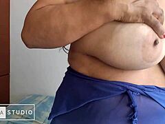 Latina MILF med stora bröst visar upp sina hemgjorda färdigheter i denna hemmagjorda video