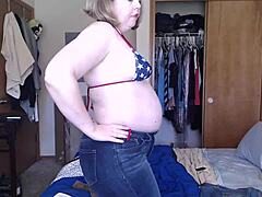 Fata grasă în lenjerie fierbinte își arată corpul pe webcam