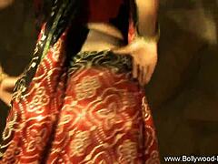 Rijpe vrouw kleedt zich uit tot op haar lingerie in deze Bollywood video