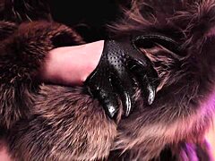 MILF domineert met bontjas en leren handschoenen in zelfgemaakte video
