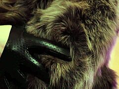 MILF dominerer med pels og læderhandsker i hjemmelavet video