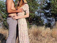 O roșcată este futută pe iarba publică în acest videoclip în aer liber