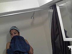 Indické MILFky se sprchují před skrytou kamerou