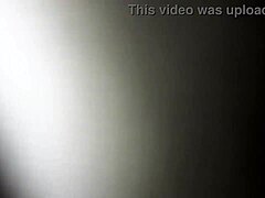 Seorang MILF amatur menerima creampie dalam video HD