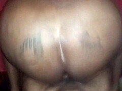 एक परिपक्व महिला का पीओवी वीडियो जो एक बड़े काले लंड से टकराती है।