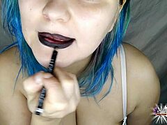 Vidéo HD d'une MILF mature chaude avec un fétiche pour le rouge à lèvres