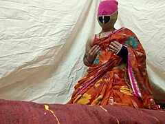 Индијска мама ужива у аналном сексу и јебању длакаве пичке