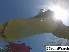 Olivias gioca in piscina in bikini