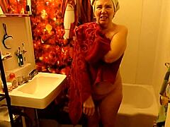 Mogna mamma Penny visar upp sina kurvor i duschen