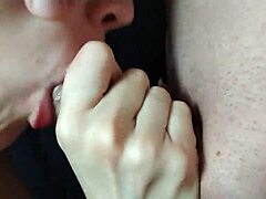 Reife Frau gibt einen Deepthroat-Blowjob und lässt den Schwanz ihrer Stieftöchter mit Lippenstift befleckt werden