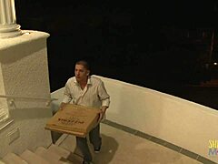 Zralá blondýnka dostává kouření a jezdí na penisu pro pizzu