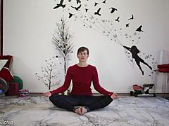 Reife russische Mutter zeigt ihren Arsch in Yoga-Lektion