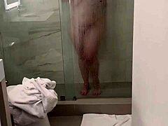 Zralá Danni Jones ukazuje své orální schopnosti v horkém videu