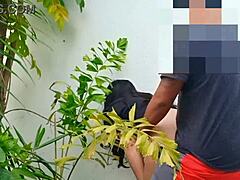 アマチュアの熟女が彼女のガールフレンドの彼氏と裏庭でいたずらをする - フィリピンのスキャンダル