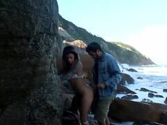 Olgun kadın plajda halka açık seksin tadını çıkarıyor
