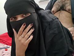 Ινδική μαμά με hijaab γίνεται άτακτη με τον θετό της γιο