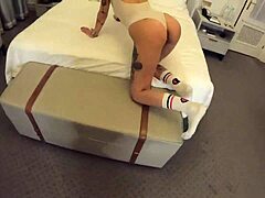 बड़े लंड का पीओवी वीडियो जिसमें एक होटल के कमरे में एक गर्म योगा टीचर को चोदा जा रहा है।