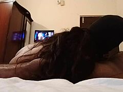 Iubitorii de colegiu indieni fac sex sălbatic într-o cameră de hotel