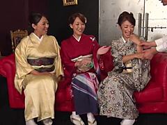 MILF és puma anyukák csatlakoznak egy kimonóruhás szexpartihoz