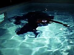 アリア・グランダースがプールで誘惑的な水中パフォーマンスを披露!