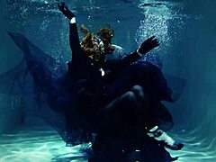 Arya Granders menampilkan pertunjukan bawah air yang menggoda di kolam renang