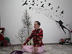 Η ευρωπαϊκή μαμά με μεγάλο κώλο γίνεται άτακτη στο μάθημα γιόγκα