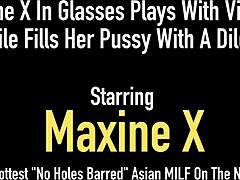 Asiatiske MILF Maxine X nyter litt solo lek med leketøy på badet