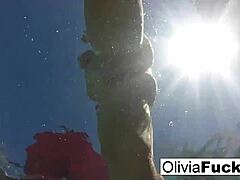 A loira MILF Olivia aproveita um pouco de brincadeira na piscina nua