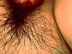 Pizda unei femei este umplută cu spermă într-un videoclip MILF fierbinte