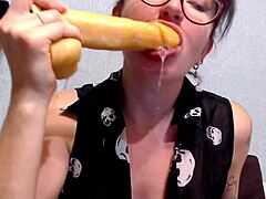 Regina Deepthroat se confruntă cu un penis mare într-un videoclip de casă