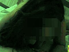 Zrelá amatérska priateľka dáva orálny sex v nezbednom videoklipe