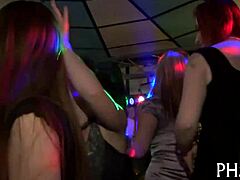 나이트 클럽에서 춤을 춘 후, 성숙한 여성들이 그룹 섹스에 참여합니다