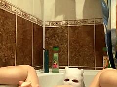 Reife Milf gibt sich im Badezimmer dem Selbstvergnügen mit großem Sextoy hin