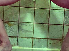 Prepichnutá milfka používa dvojité dildá na sólovú sprchu