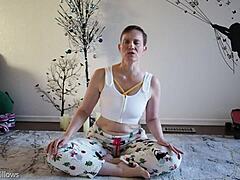 प्रौढ़ श्यामला बेब प्राकृतिक स्तनों वाली परिपक्व महिलाओं पर योग का अभ्यास करती है।