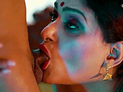 La matrigna indiana seduce suo figlio per un sesso intenso di notte